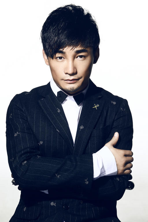 华语乐坛当红歌手黄勇新歌《先干为敬》霸占音乐榜榜首,爆红全网