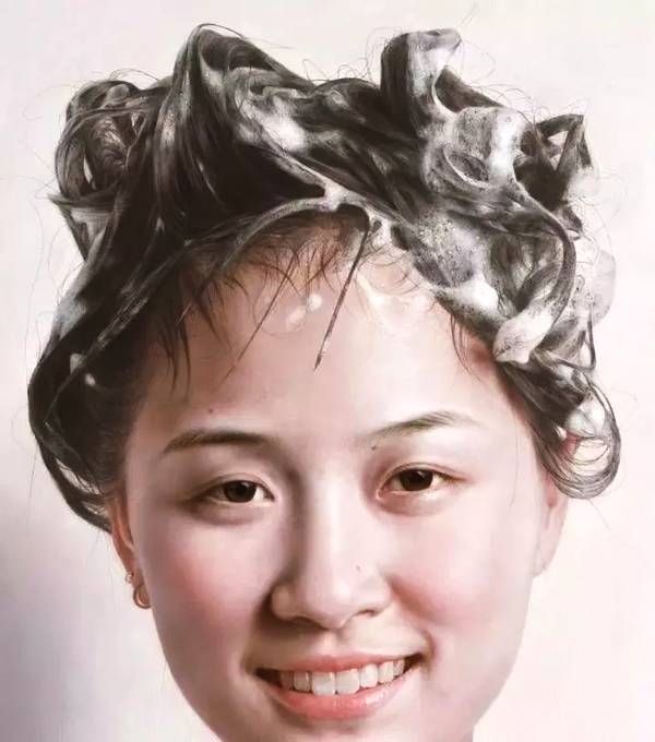 顶着一头泡泡,尤其那洗发露的泡泡在头发之间的形态,看了会让人疯狂