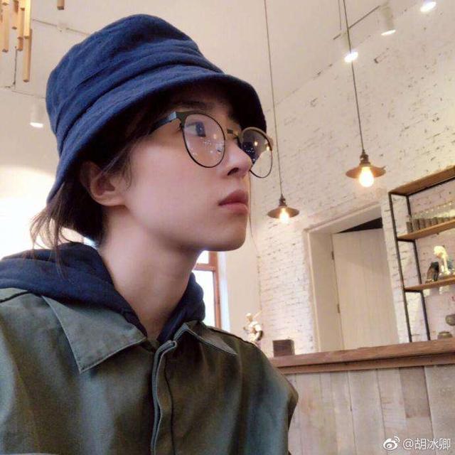 胡冰卿晒素颜照,凑数"九宫格"了解一下,最后一张真的不能忍|胡冰卿|九