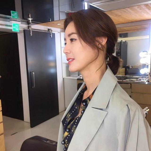 被赞韩国第一美魔女金成铃时尚大片超冻龄