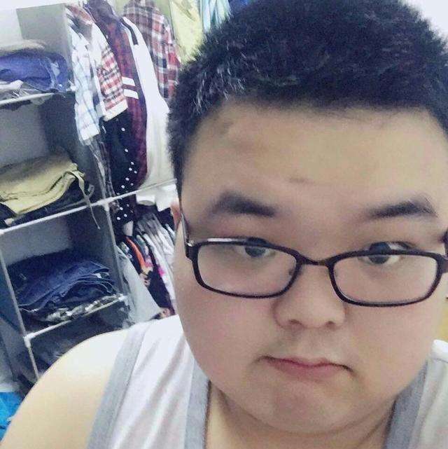 19岁的小海是某高校大一学生,一米八的个子,体重却达到了200多斤!