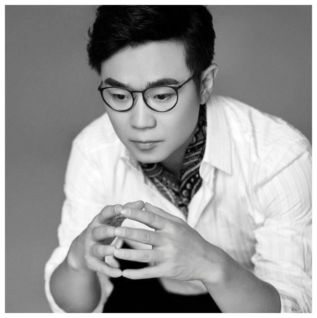 《超时空同居》中,雷佳音为啥总穿着吉林建筑工程学院的衣服?