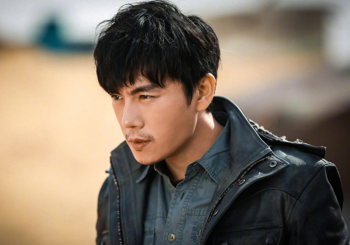 《沙海》十分经常,大家都被吴磊弟弟演的黎簇吸引了,而对秦昊演的无邪