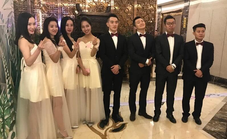 张馨予老公何捷的伴郎照正式曝光,真不愧是男人中的极品|张馨予|何捷|