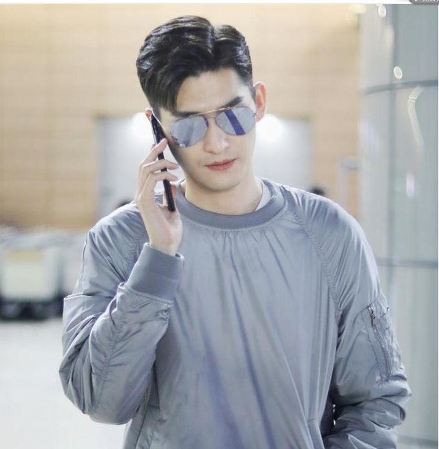 张翰戴着墨镜身穿灰色外套现身机场 皮肤白皙帅气十足_新浪看点