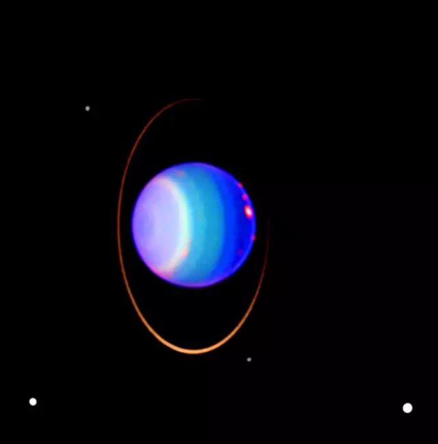 下图是天王星的卫星——天卫五,从照片上可以看到它表面伤痕累累