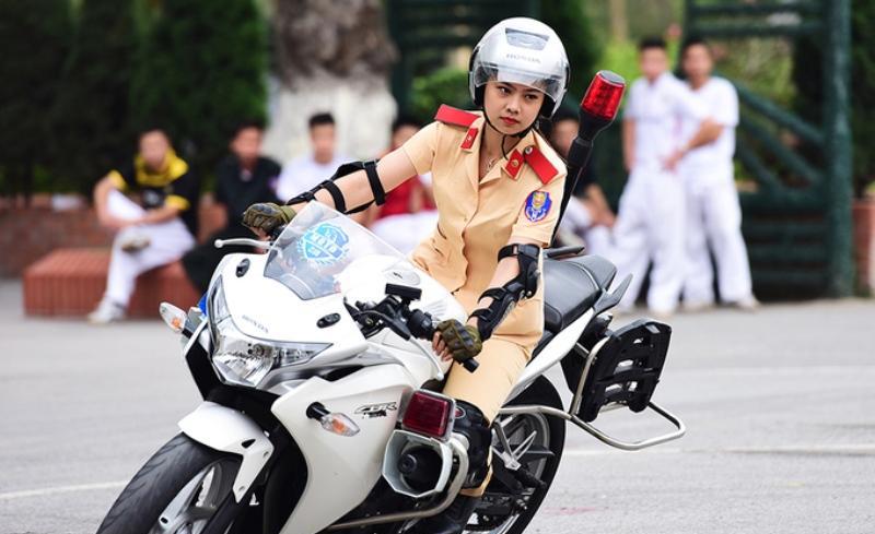 初次到来河内, 你应该需要一些热情又友好的越南女导游