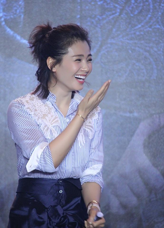 刘涛衬衫短裙出席新剧发布会, 现场毫不掩饰夸张大笑略显尴尬