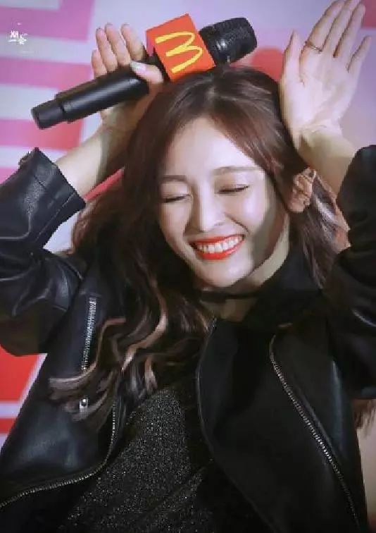 同样露牙龈,为何吴宣仪甜美依旧,刘亦菲就尴尬了?