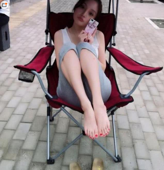 看了李小璐的脚你就知道为什么夜宿门后,依然那么多人嫉妒贾乃亮
