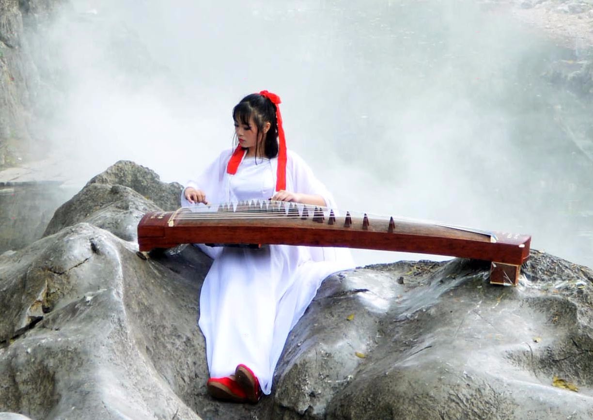 古筝,四周的树木,小溪,山石交相辉映,勾勒出一幅人在仙境游的唯美画卷