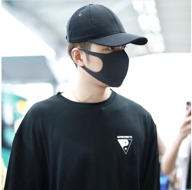 陈学冬戴黑色棒球帽现身机场 遭女粉丝跟随拍照人气爆棚.