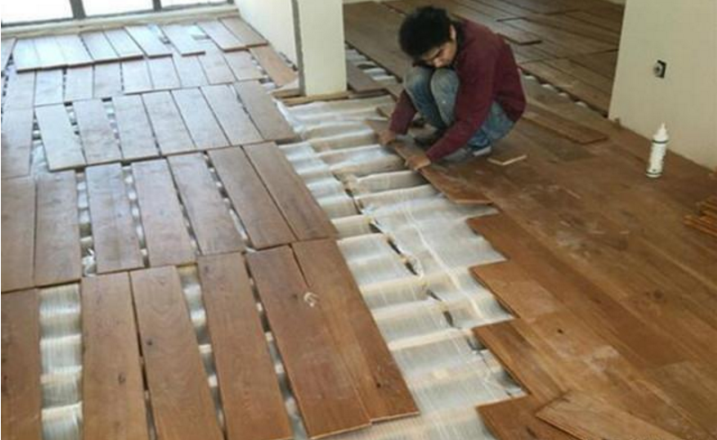 800块一平的实木地板铺贴时,发现有问题,师傅却说我赚了