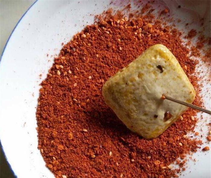 贵州街边有很多小吃,比如炸洋芋,炸臭豆腐,烙锅,都离不开辣椒面