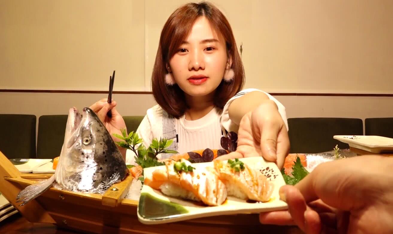 大胃王密子君吃三文鱼大餐,鱼头比自己头还大,超大三文鱼多少钱
