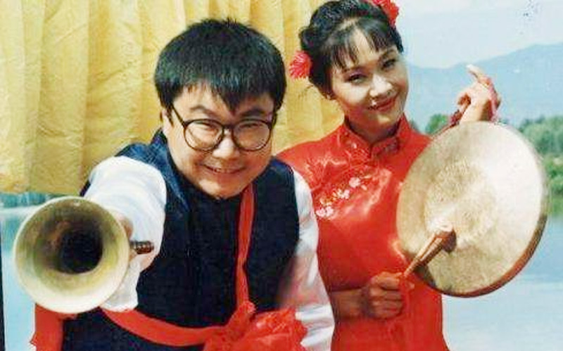 靠一首歌火遍全国,却3年被抓两次,如今49岁靠卖唱为生