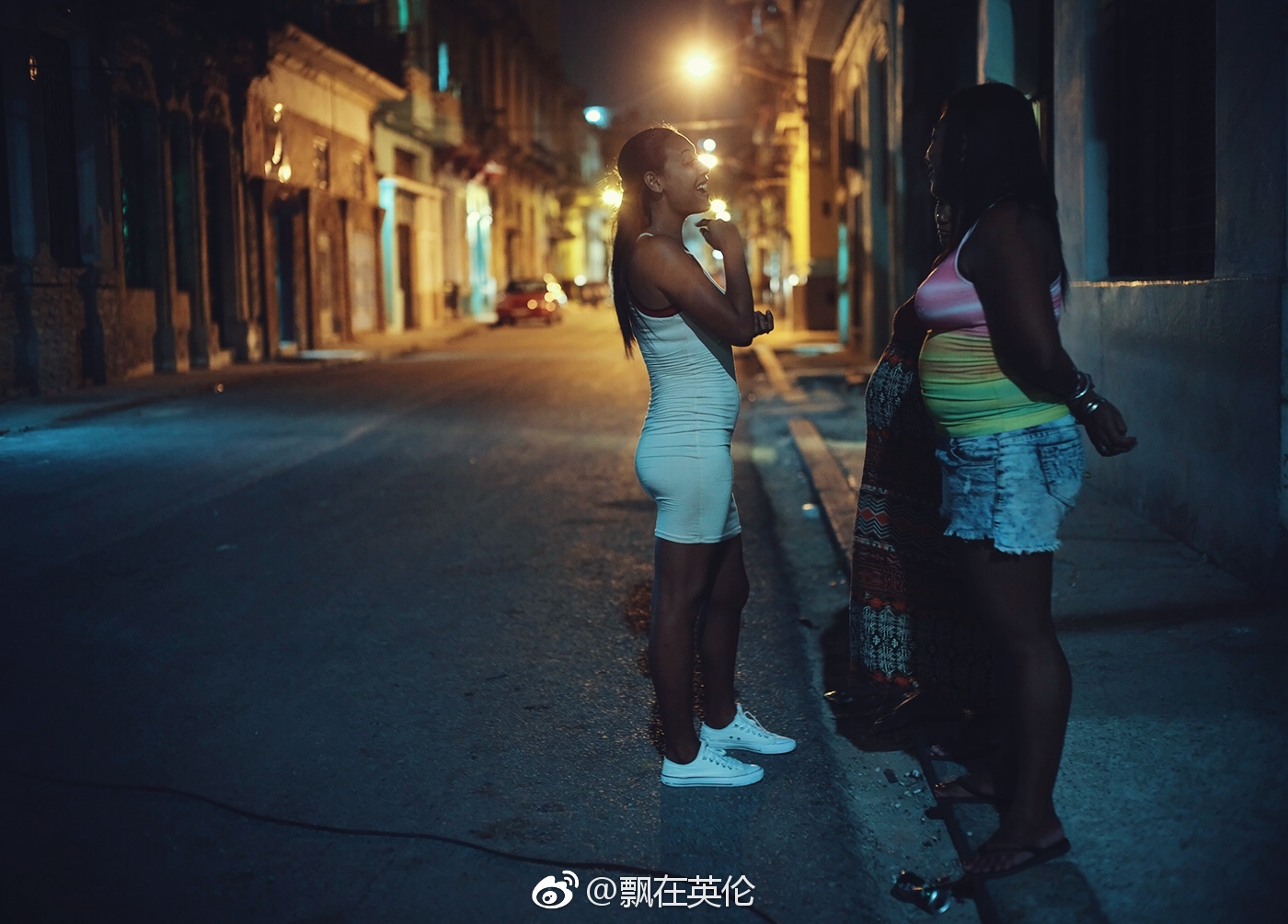 深夜在古巴哈瓦那街拍,捕捉到了朴实与快乐在夜色中交融的瞬间.