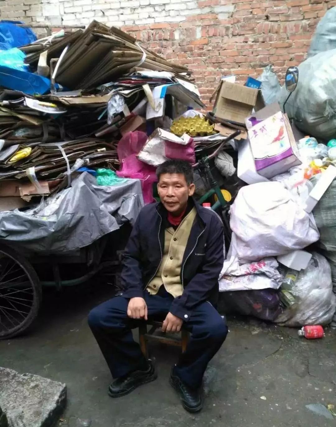 病情危重的南阳"破烂王"说:我眼睛好,我走后要捐眼角膜