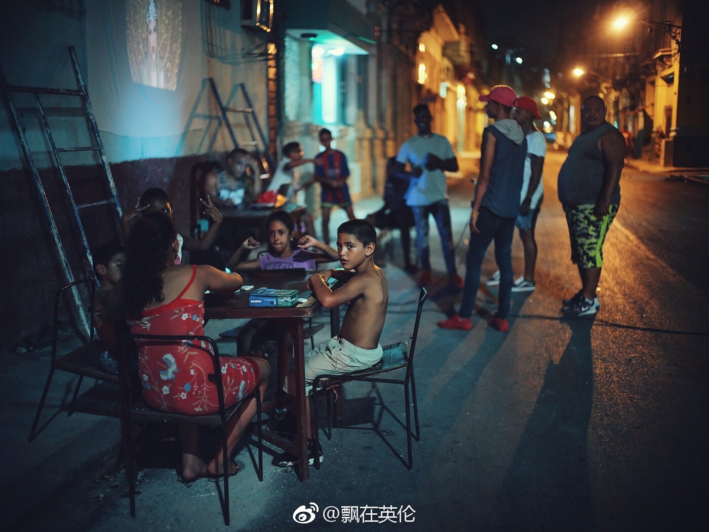 深夜在古巴哈瓦那街拍,捕捉到了朴实与快乐在夜色中交融的瞬间.