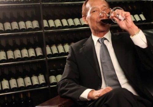 还有就是陈慧琳的爸爸陈崇伟,经营香港多家珠宝店,是香港数得上的富豪