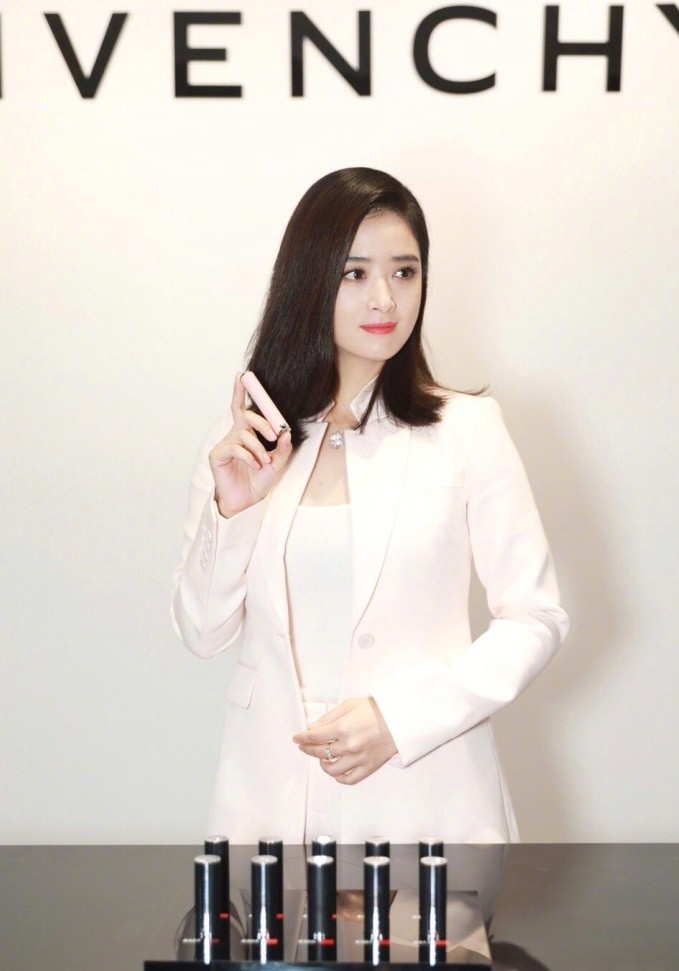 蒋欣身着白色西服,长发披肩优雅成熟气质