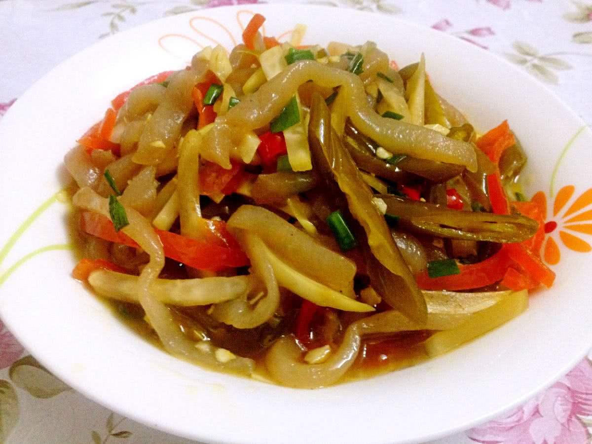 食材:四川泡菜,魔芋,小米椒,盐,生抽,香油,五香粉,鸡粉,白胡椒粉,葱末