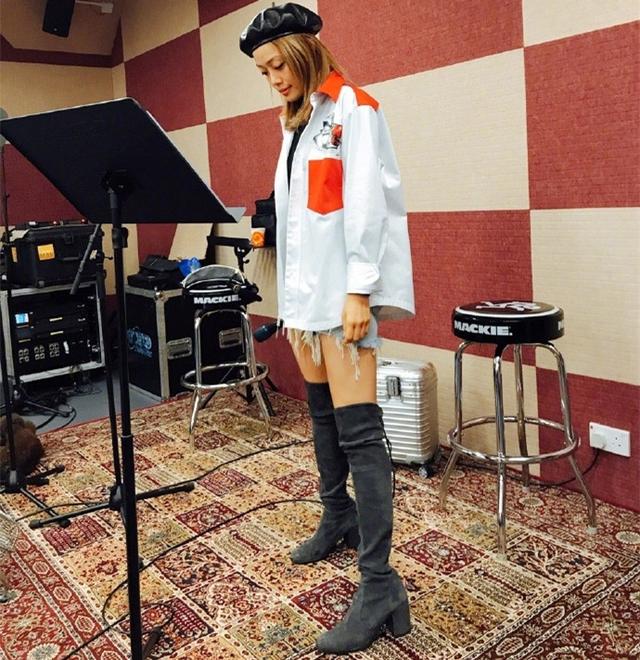 容祖儿这么窄的长靴也硬塞,对自己真狠,网友:显腿细呗!