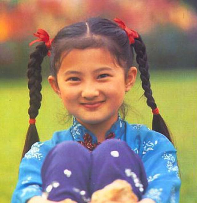 而后,这个小姑娘陆续参演到像婉君,青青河边草等影视剧的拍摄,金铭也