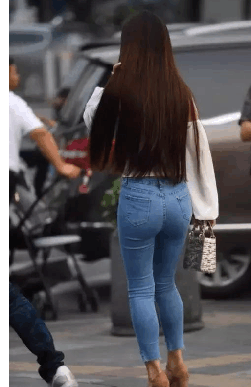 街拍紧身牛仔裤的长发小妹背影火的不要不要的