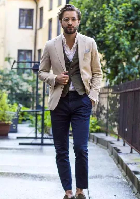 休闲西装 衬衫 西裤 皮鞋 此类搭配最需要注意的是——和新郎撞衫很 