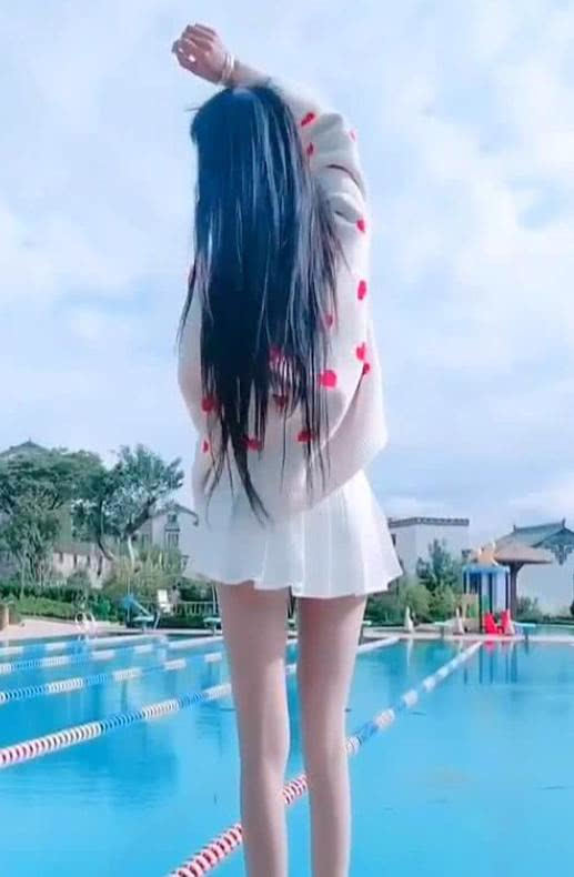 抖音这位小姐姐火了,背影十分迷人!网友:大腿长到没朋友