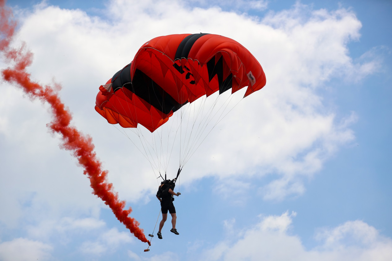 300米极限低空高度,亚洲跳伞女皇成功打破超低空极限跳伞纪录!