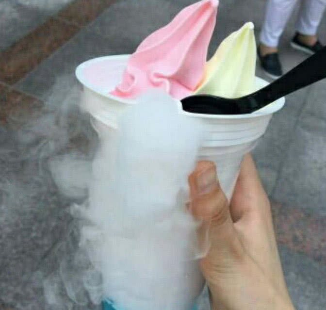 大叔在街边卖"冒气雪糕",颜色和味道都非常的可人
