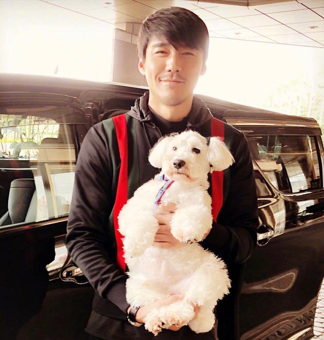 47岁的胡兵帅出颜值巅峰一脸胡须成熟性感满身肌肉男人味十足