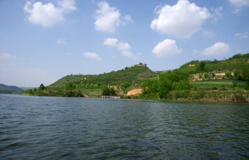 乘船游览林皋湖,在绿水茫茫间,一缕粼粼波光,一片蓝天白云,三五闲游的