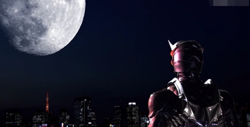 而这个站在月光下耍帅,只露出背影的假面骑士又是谁啊,不会是之前小编