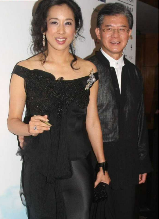 朱玲玲与老公手挽手逛街尽显甜蜜过日子果然还是温柔男二好