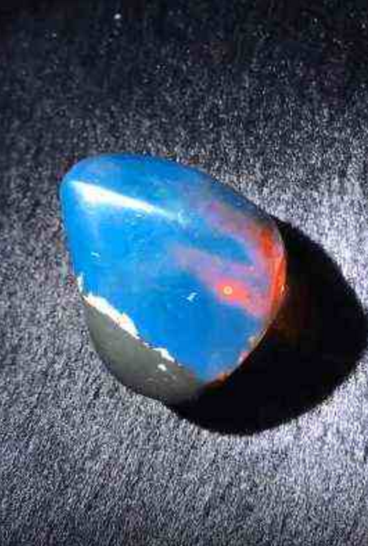 男子意外捡到一颗蓝色石头听完专家分析后心里又喜又愁