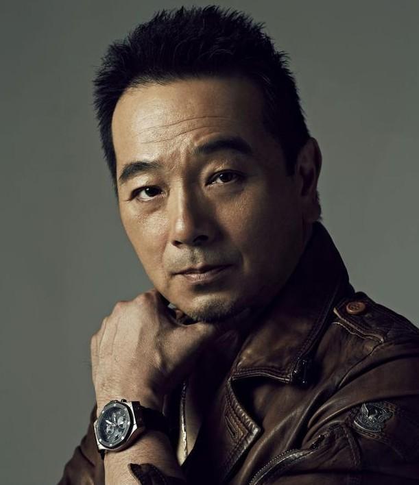 著名老戏骨,对前妻很保护,现任漂亮有气质,两儿子均是试管婴儿