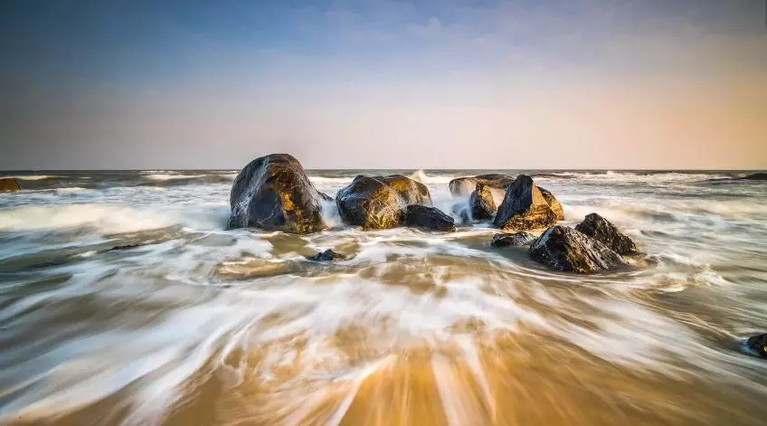 这座被掩盖多年的海滨小城,不仅藏着百年法式老街和北欧石头海,还