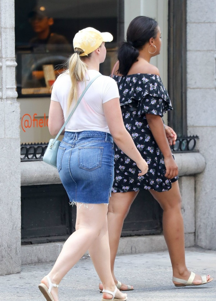 大码超模依思克拉,劳伦斯,平底鞋出街,怎么看都很美