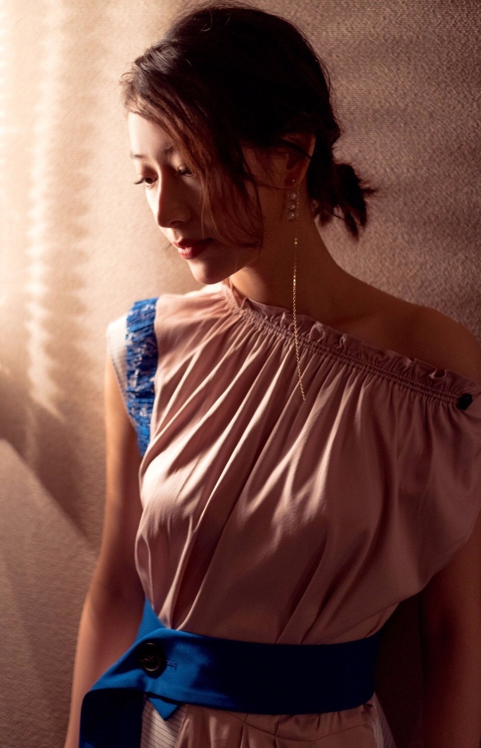 温雅身穿粉蓝配色长裙对话环太平洋2主创,教导演说中文互动轻松