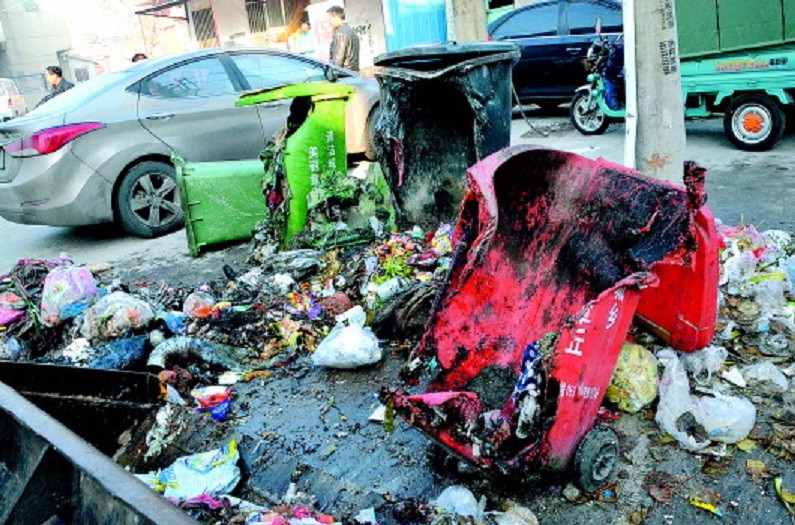 一时间垃圾喷飞四散,强大爆炸威力把垃圾车的后车斗炸开,还波及一旁