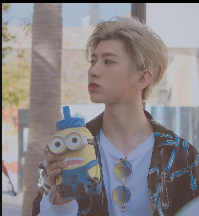 "篮球小王子"蔡徐坤投篮游戏连续投中 超酷学长赢了两个小黄人