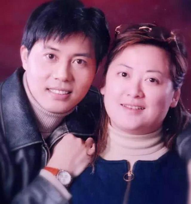 从近照看,夏钦虽然身材不再,但依然能看出当年秀丽的影子,而一家人