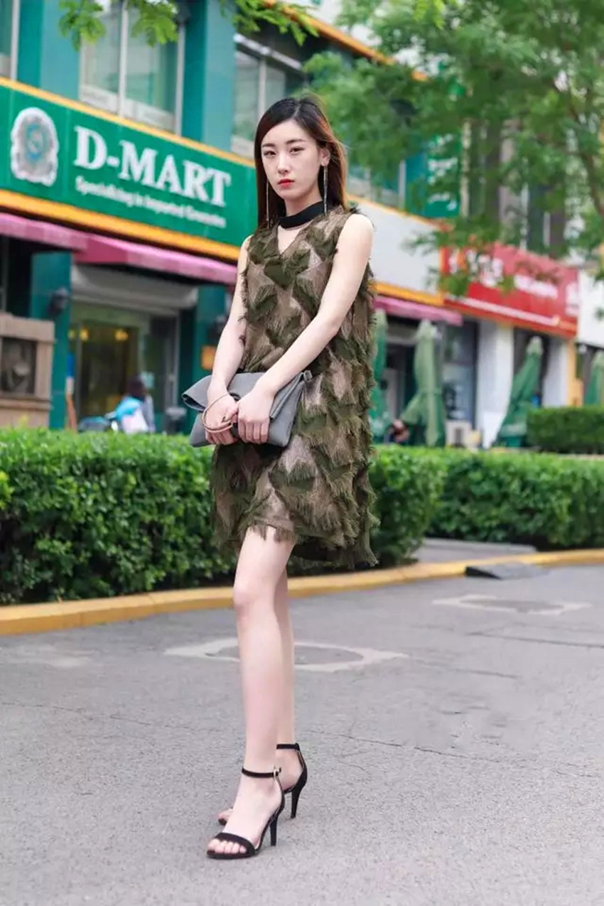 街拍:图1时尚美女,脚下的鞋子亮了,图2一双情侣手挽手秀恩爱