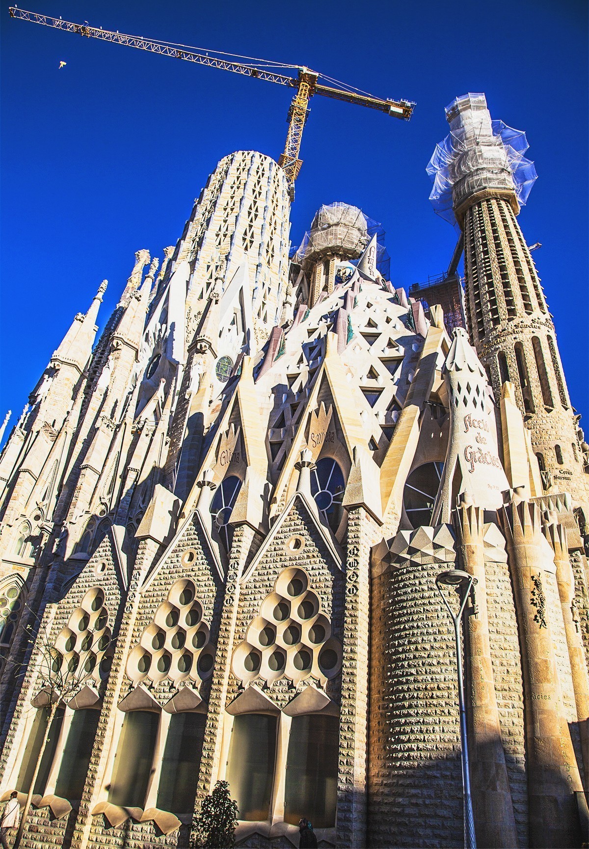 西班牙著名建筑设计大师高迪的代表作---圣家族教堂