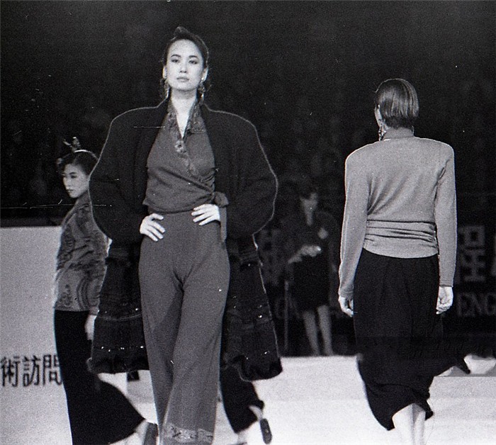 上世纪八十年代台湾模特在北京表演时装秀造型夸张很有创意