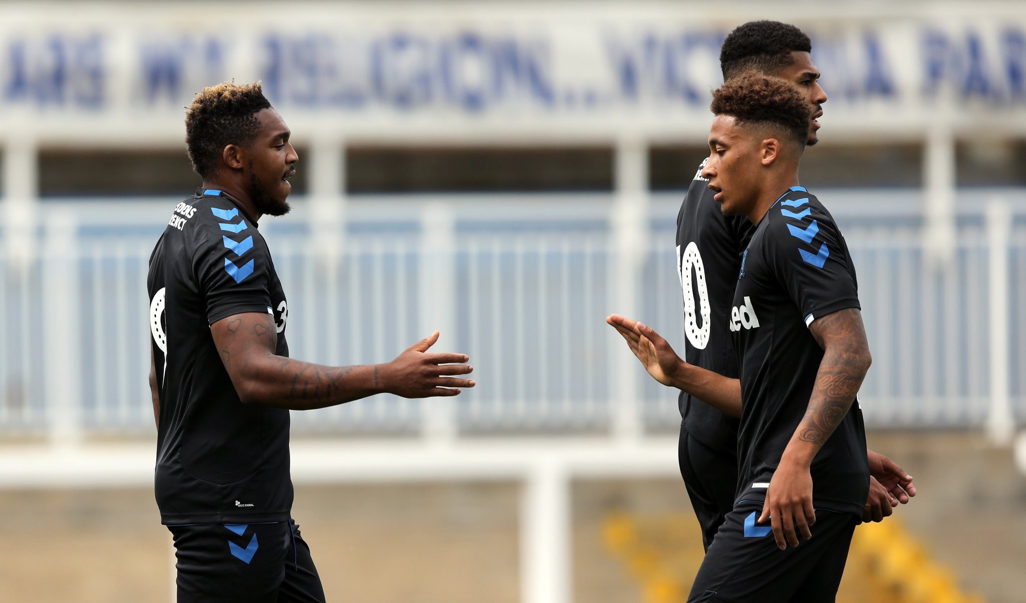 北京时间今晚结束的一场新赛季前最后一场热身赛, 阿松巴隆加戴帽