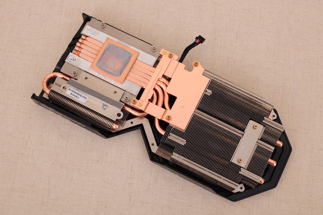 显卡的散热器还是蛮扎实的,5根热管 大面积鳍片的组合,保证了散热效果